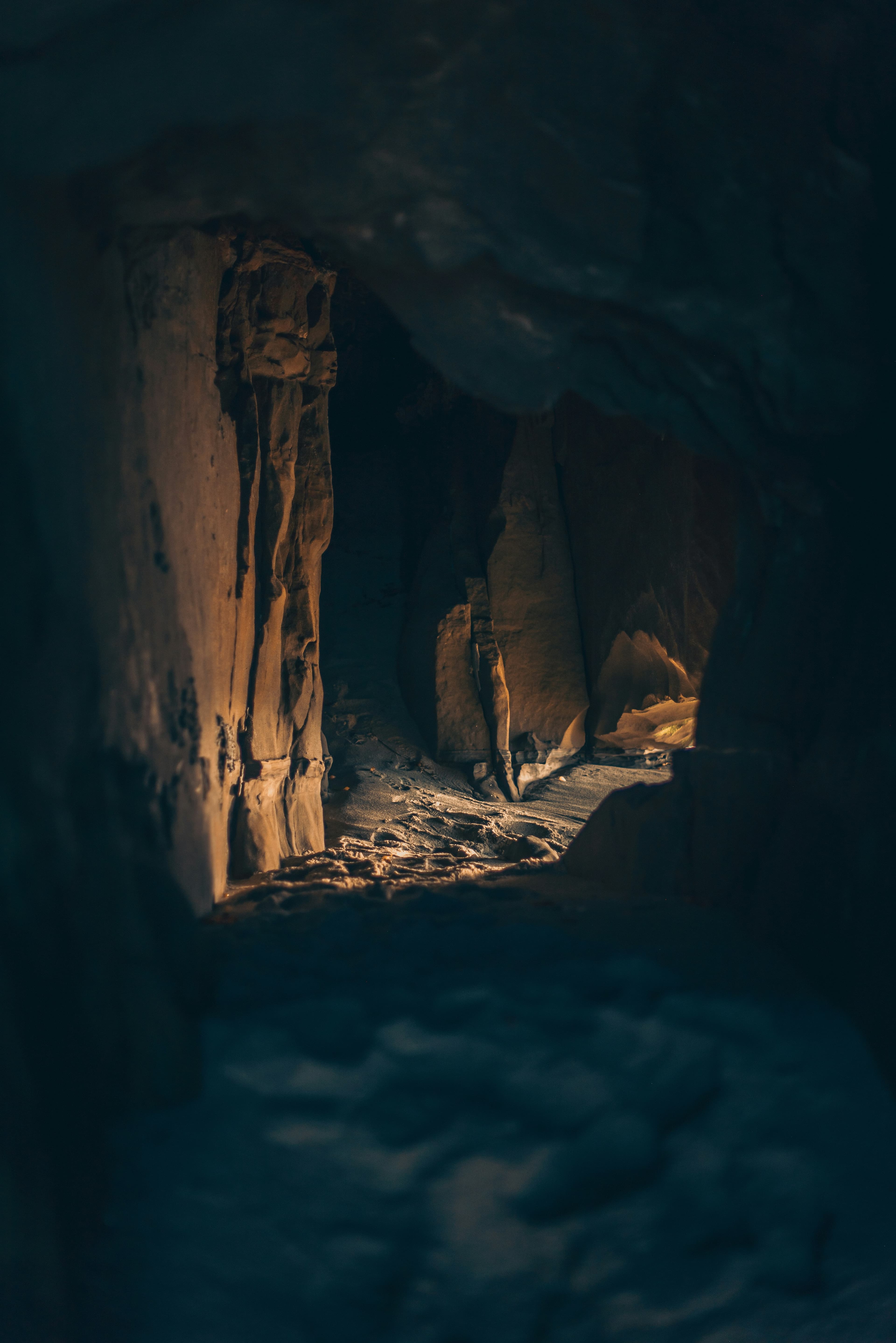 Rock formations inside Hollow Ridge Caverns